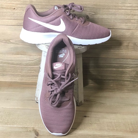 Nike Shoes - NWT NIKE TANJUN women’s sneakers size 7
